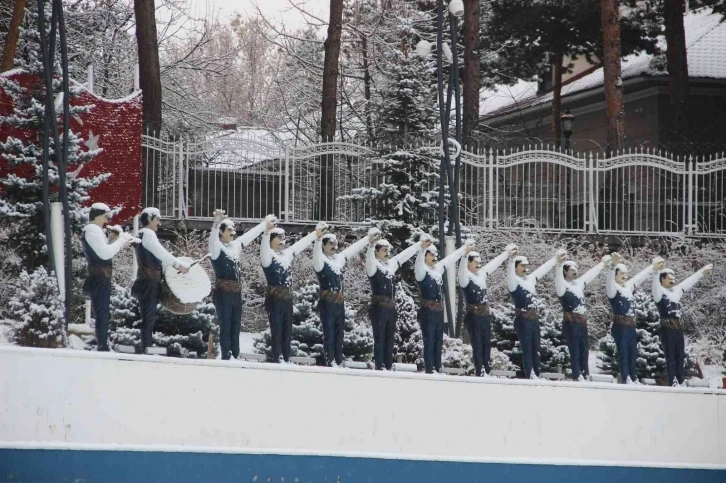 Sabah saatlerinde etkili olan kar yağışı Erzurum’u beyaza bürüdü
