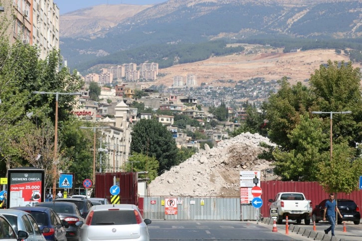 Saçma binanın enkazı da dert oldu