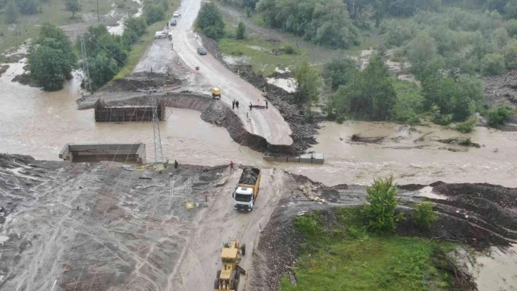 Sada çayının taşmasıyla yol çöktü, iki ilçenin Kastamonu’yla bağlantısı kesildi
