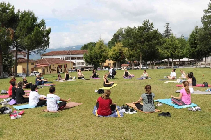 Safranbolu’da kadınlar bir araya gelip yoga yaptı
