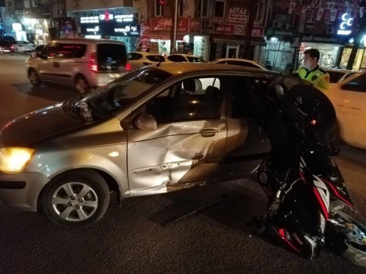 Safranbolu İlçesinde Motosiklet Otomobile Çarptı, Sürücü Yaralandı