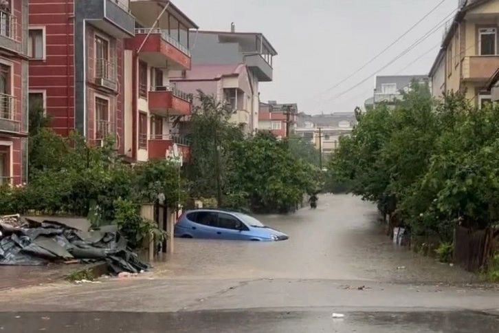 Sağanak hayatı olumsuz etkiledi: Otomobil su altında kaldı, alt geçitler göle döndü