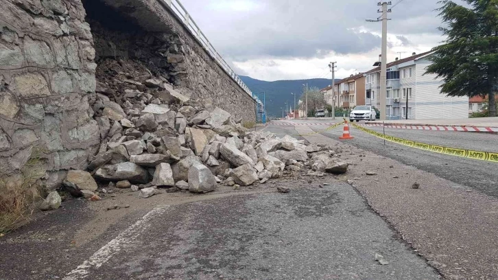 Sağanak sonrası istinat duvarının bir bölümü çöktü
