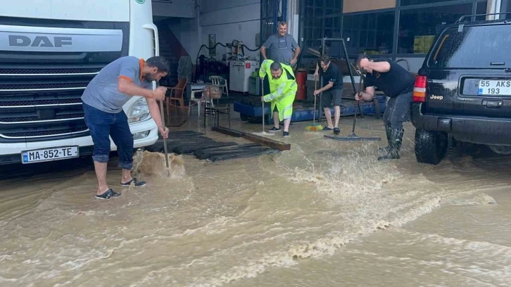 Sağanak sonrası sanayi sitesinde işyerlerini su bastı
