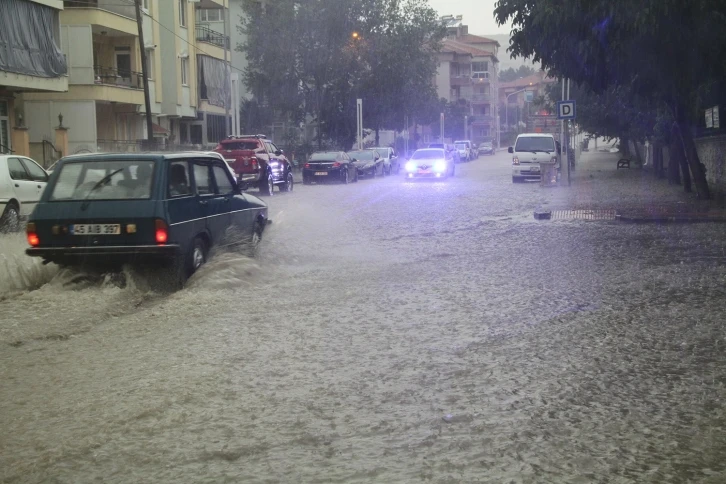 Sağanak yağış Kula’da hayatı olumsuz etkiledi
