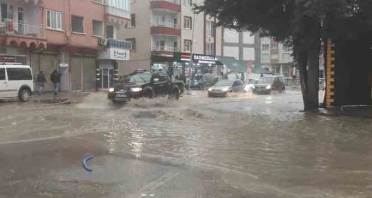 Sağanak yağış Malatya’da sokakları göle çevirdi