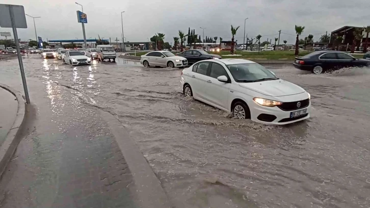 Sağanak yağış nedeniyle İzmir-Çanakkale karayolunda su baskınları yaşandı
