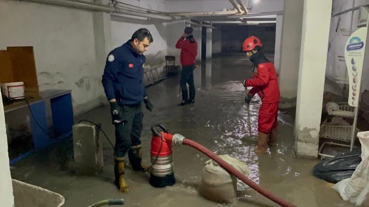 Sağanak yağış sonrası apartman garajına biriken 50 ton su tahliye edildi
