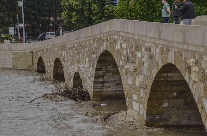 Sağanak yağış Taşköprü’de ırmak ve derelerin su seviyesini yükseltti
