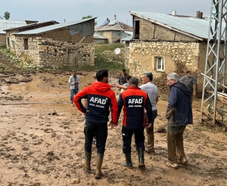 Sağanak yağış Tercan’da sel, su baskınlarına neden oldu
