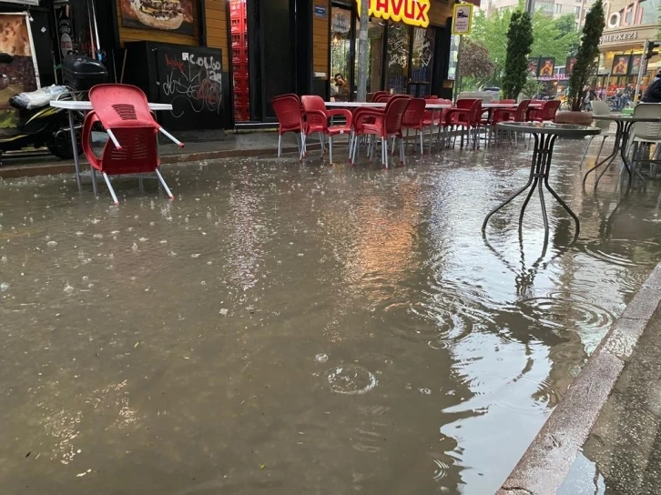 Sağanak yağış ve dolu kent merkezinde hayatı felç etti
