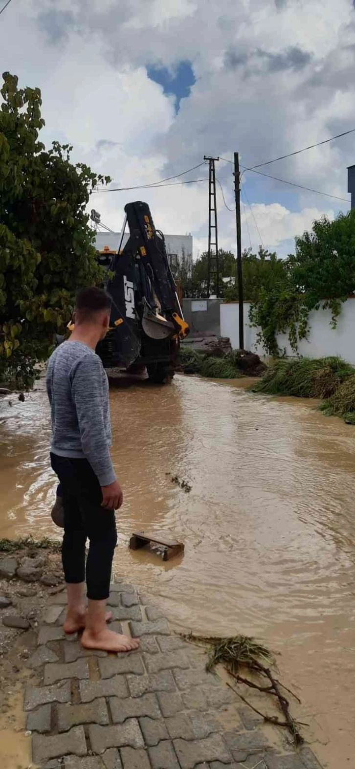 Sağanak yağış yolları dereye çevirdi
