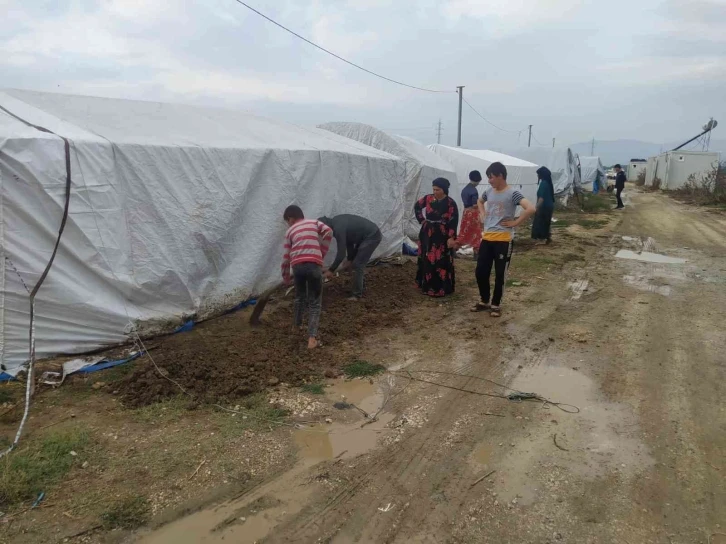 Sağanak yağmur sonrası 300 kişinin tahliye edildiği bölge gündüz görüntülendi
