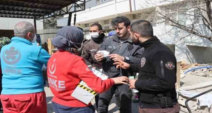 Sağlık Bakanlığı ekiplerinden enkazda çalışanlara "maske" uyarısı