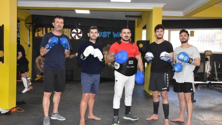 Sağlık çalışanları bitmeyen şiddete karşı kick boks öğreniyor