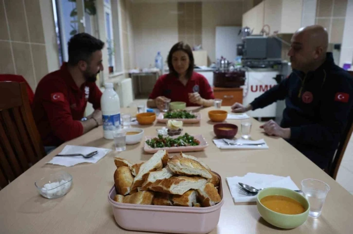 Sağlık çalışanları ilk iftarlarını görev başında yaptı
