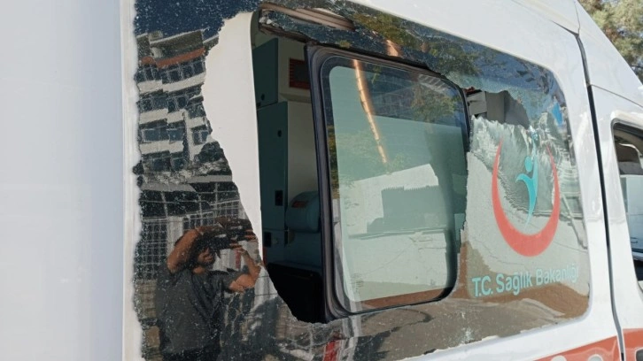 Sağlık görevlilerine yine saldırı! Sağlık görevlisinin kaburgasını, ambulansın da camını kırdı