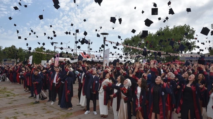 Sağlık Hizmetleri MYO’da 864 öğrencinin mezuniyet heyecanı
