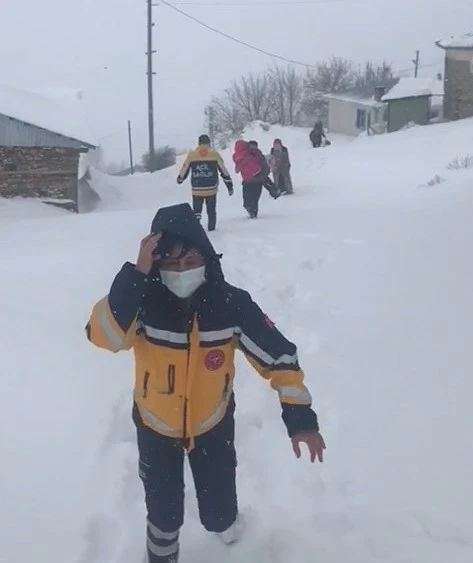 Sağlık personeli karda mahsur kalan hasta çocuğu kucağında böyle taşıdı
