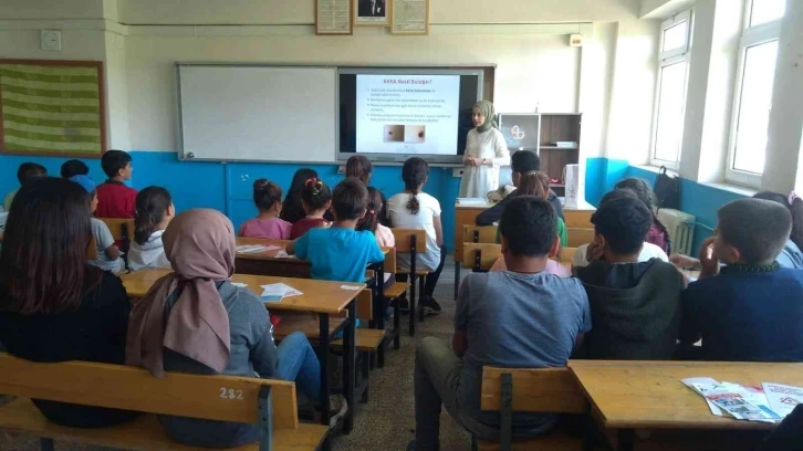 Sağlıkçılar köylerde kene eğitimi verdi
