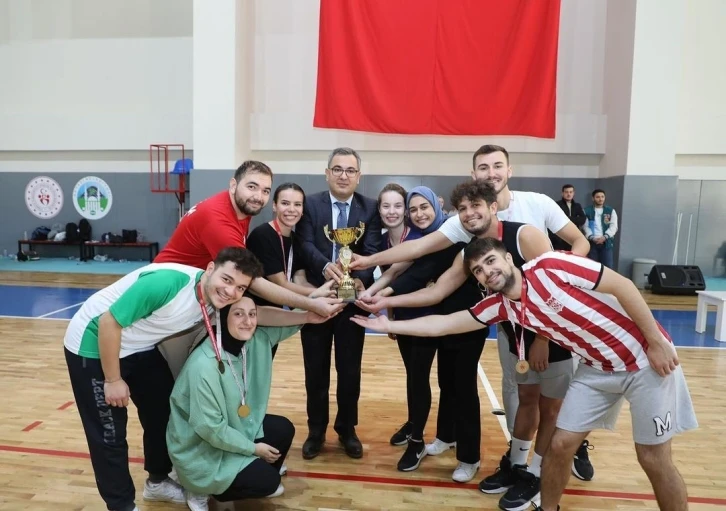 Sağlıkçılar voleybol turnuvasında buluştu
