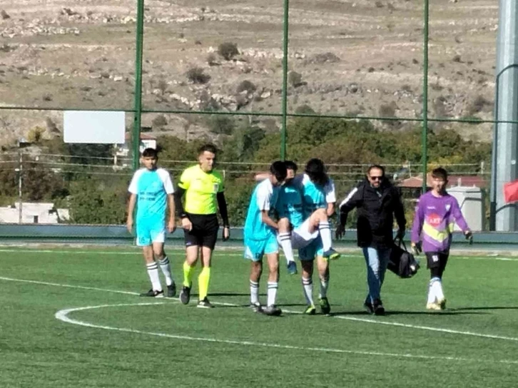 Sahada rahatsızlanan futbolcu ölümden döndü
