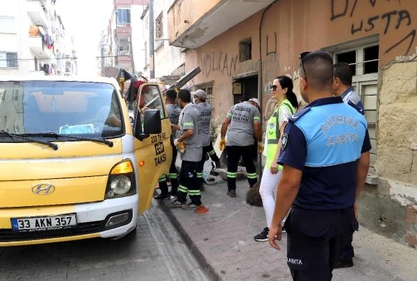 Sahibinin yaşamını yitirdiği evden tonlarca çöp çıkarıldı