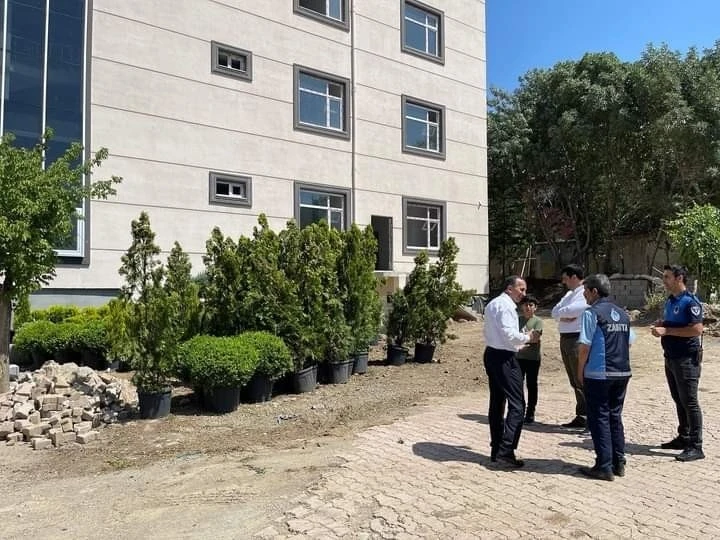 Sakarya Büyükşehir Belediyesinden Şemdinli Belediyesine çiçek ve fidan yardım
