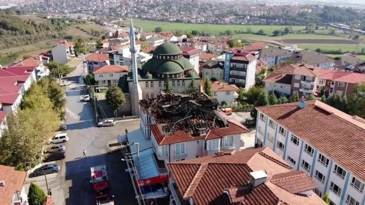 Sakarya’da 3 katlı binanın çatı katı yandı, ekiplerin müdahalesi havadan görüntülendi
