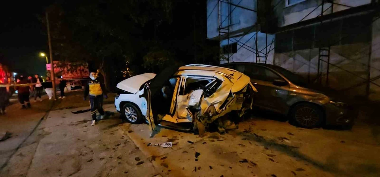 Sakarya’da ambulans ve üç aracın karıştığı zincirleme kaza kamerada: 1 ölü, 3 yaralı
