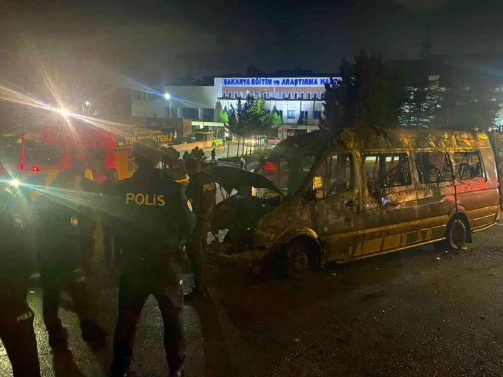 Sakarya’da hastane önünde minibüs alev topuna döndü
