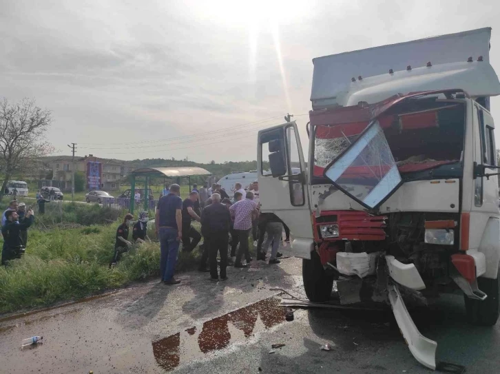 Sakarya’da kamyon ile otobüs çarpıştı, çok sayıda yaralı olduğu öğrenildi
