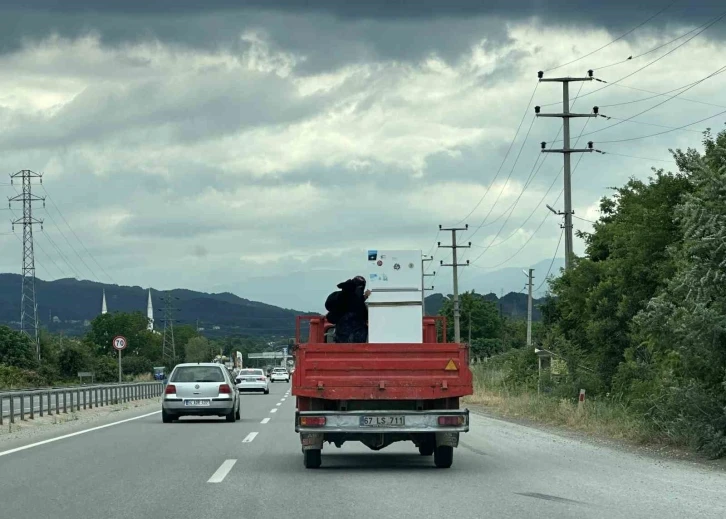 Sakarya’da kamyonet kasasında tehlikeli yolculuk
