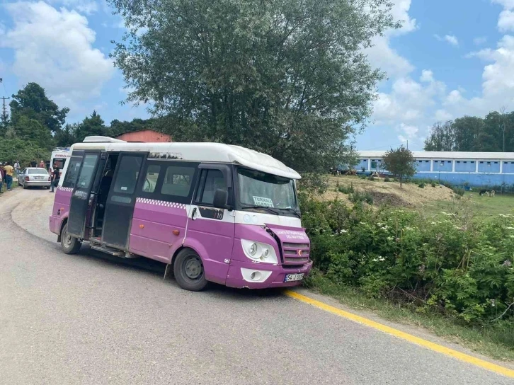 Sakarya’da midibüs ile otomobil kafa kafaya çarpıştı: 1’i çocuk 4 hafif yaralı
