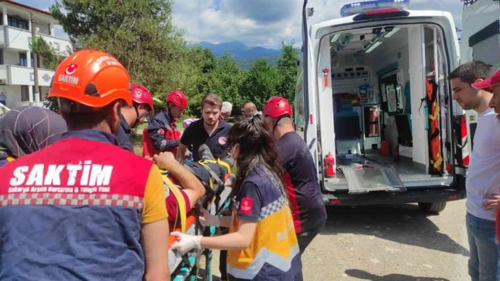 Sakarya’da otomobil şarampole yuvarlandı: 6 yaralı
