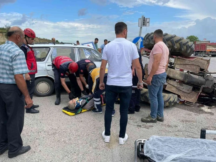 Sakarya’da otomobil traktörle çarpıştı: 2 yaralı
