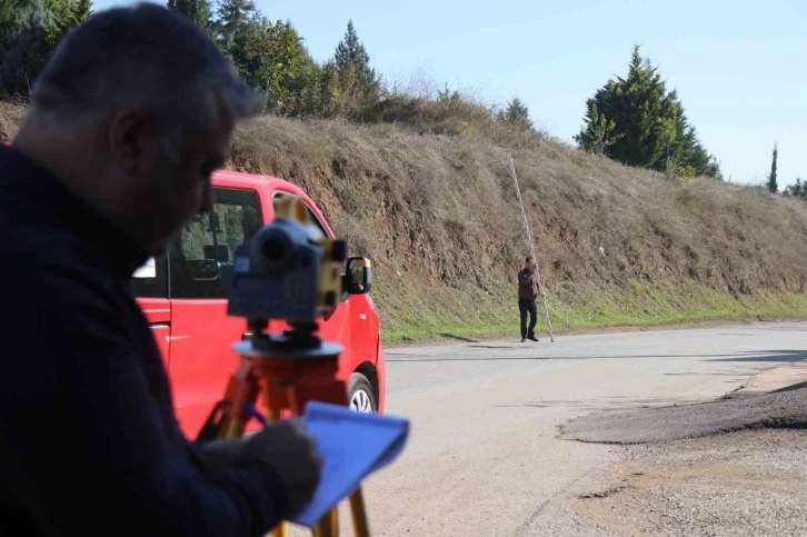 Sakarya’daki gizemli yol: Ayağını frenden çeken yokuş yukarı çıkıyor
