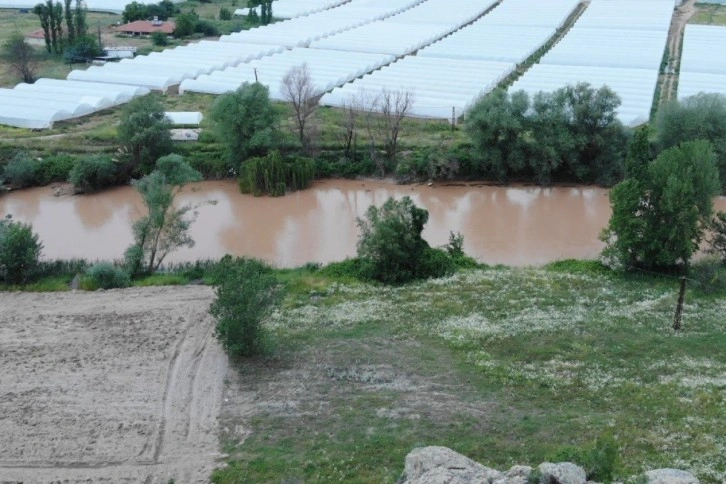 Sakarya nehrinin debisi arttı, suyu kahverengiye boyandı