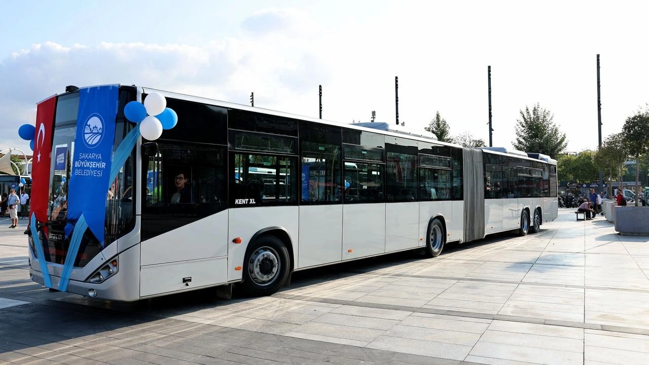 Sakarya'ya metrobüs hattı geliyor! İlk kazma vuruldu