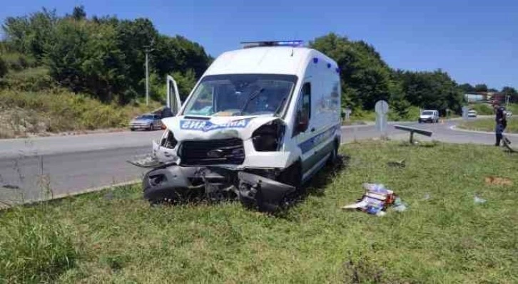 Sakarya’da hasta nakil aracı ile traktör çarpıştı: 1 ağır yaralı