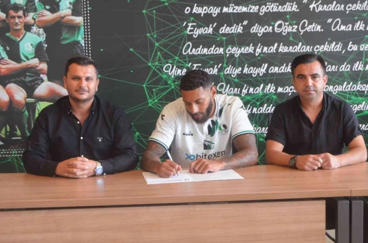 Sakaryaspor, Kaiyne River Woolery ile 2 yıllık sözleşme imzaladı
