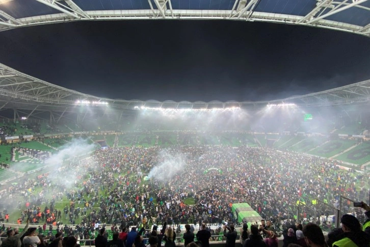 Sakaryaspor’da çifte bayram; şampiyonluk kupası kalktı 10 binler sahaya indi