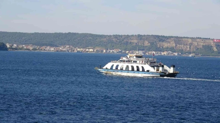 Salı günü Bozcaada feribot seferlerine ’fırtına’ engeli
