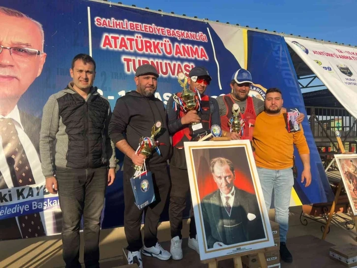 Salihli’de Atatürk’ü Anma Turnuvası’nda dereceye girenlere ödül
