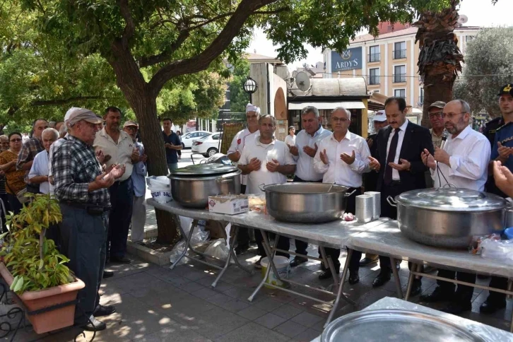 Salihli’de şehit ailelerinden aşure hayrı
