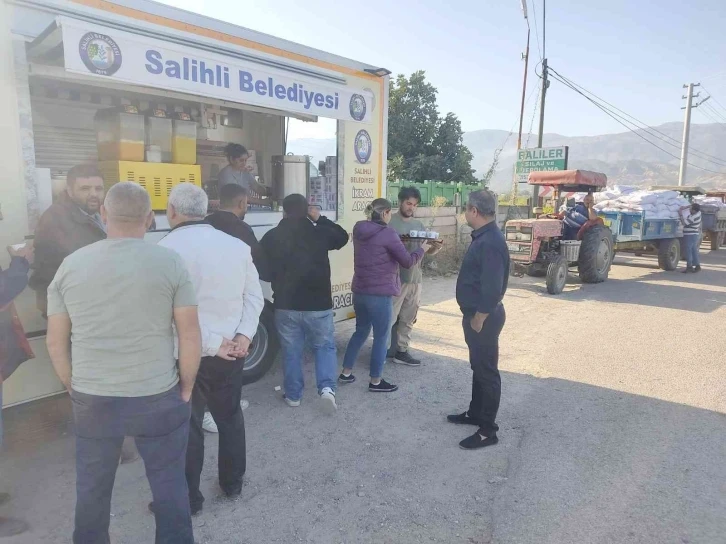 Salihli ‘de üzüm sırası bekleyen çiftçilere çorba ve çay ikramı
