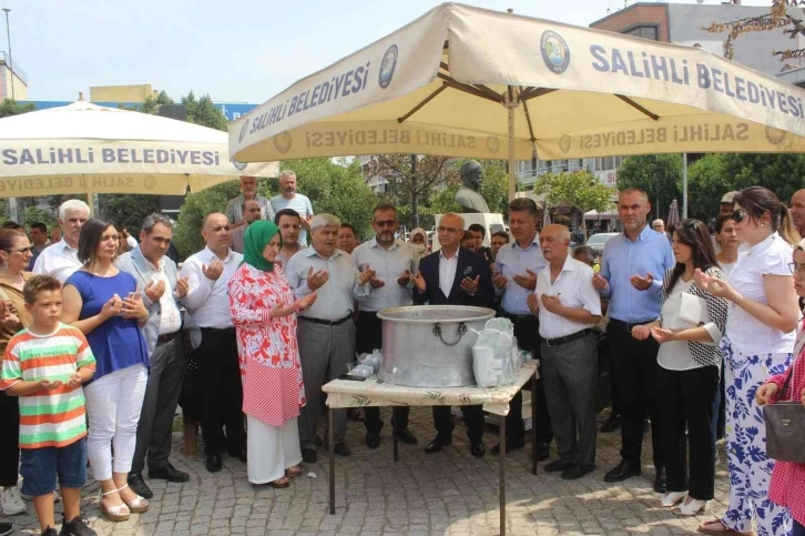 Salihli MHP, aşure geleneğini unutmadı
