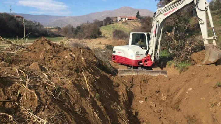 Salihli’nin Kırdamları Mahallesi’nde 1.5 kilometrelik dere temizliği
