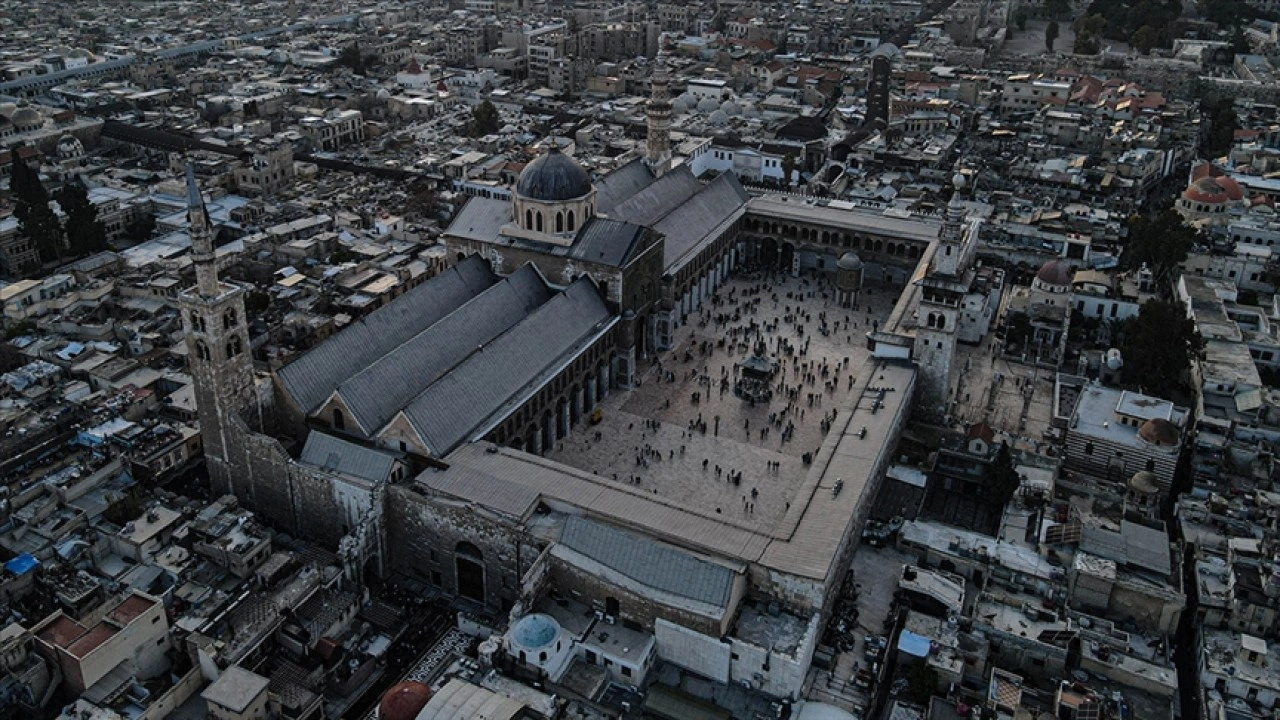 Şam'daki Emevi Camisi'nin halısı yün ve bordo renk olacak