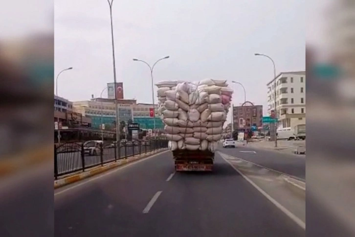 Saman yüklü kamyon tehlike saçtı